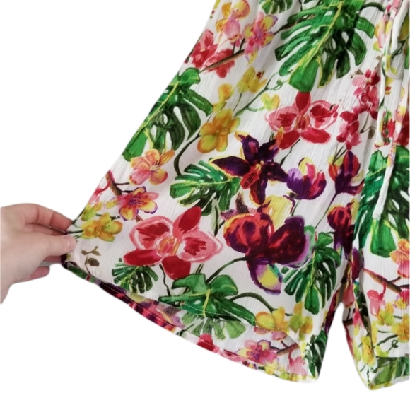 NWT Sara Studio Floral Shorts - Picture 2 of 6